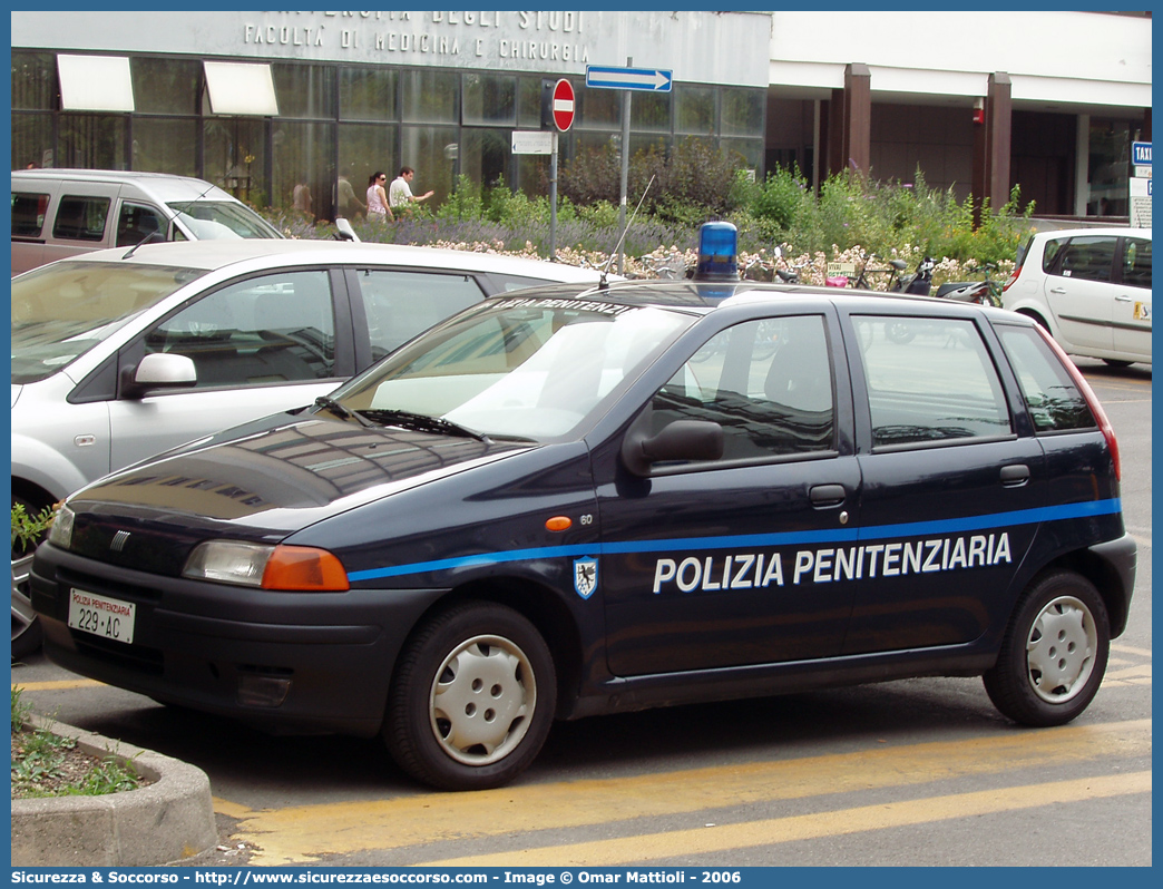 Polizia Penitenziaria 229AC
Polizia Penitenziaria
Nucleo Traduzioni e Piantonamenti
Fiat Punto I serie
Parole chiave: PP;P.P.;Pol.Pen;PolPen;AdiC;A.diC.;Agenti;di;Custodia;Polizia;Penitenziaria;Nucleo;Traduzioni;Piantonamenti;Fiat;Punto