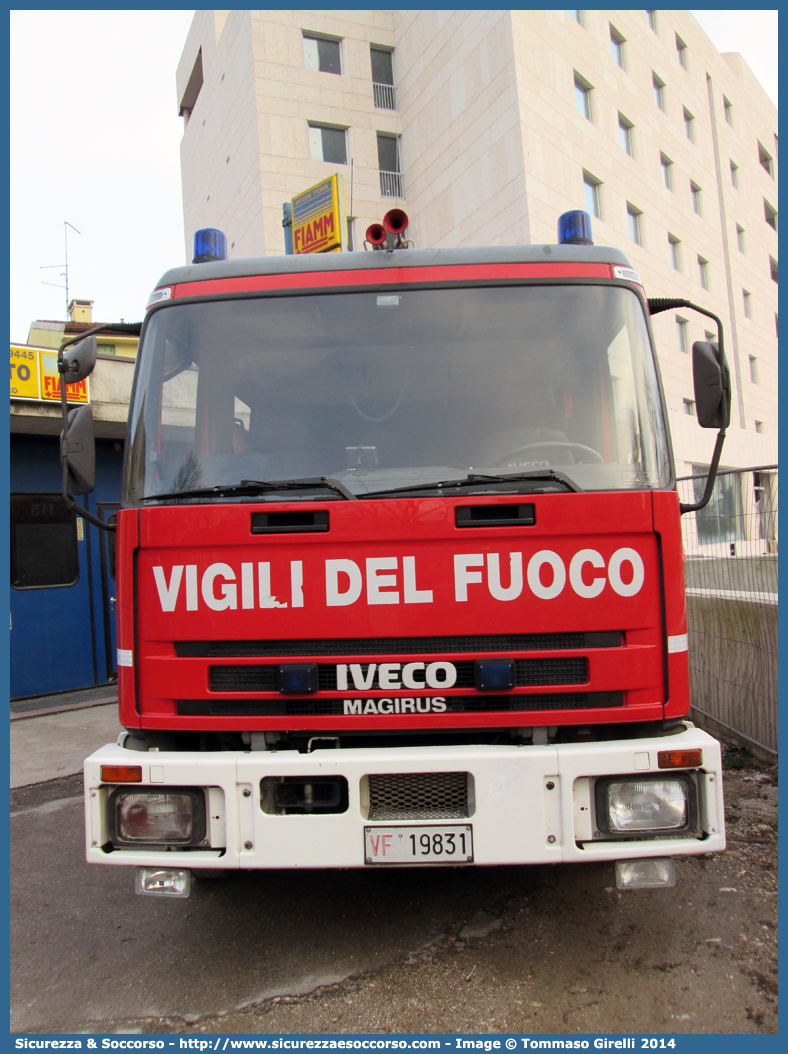 VF 19831
Corpo Nazionale Vigili del Fuoco
Iveco Magirus CityEuroFire
100E21 I serie
Parole chiave: VVF;V.V.F.;Corpo;Nazionale;Vigili;del;Fuoco;AutoPompaSerbatoio;APS;A.P.S.;Iveco;Magirus;EuroFire;100E21