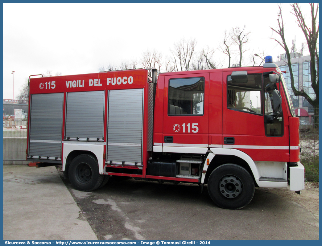 VF 19831
Corpo Nazionale Vigili del Fuoco
Iveco Magirus CityEuroFire
100E21 I serie
Parole chiave: VVF;V.V.F.;Corpo;Nazionale;Vigili;del;Fuoco;AutoPompaSerbatoio;APS;A.P.S.;Iveco;Magirus;EuroFire;100E21