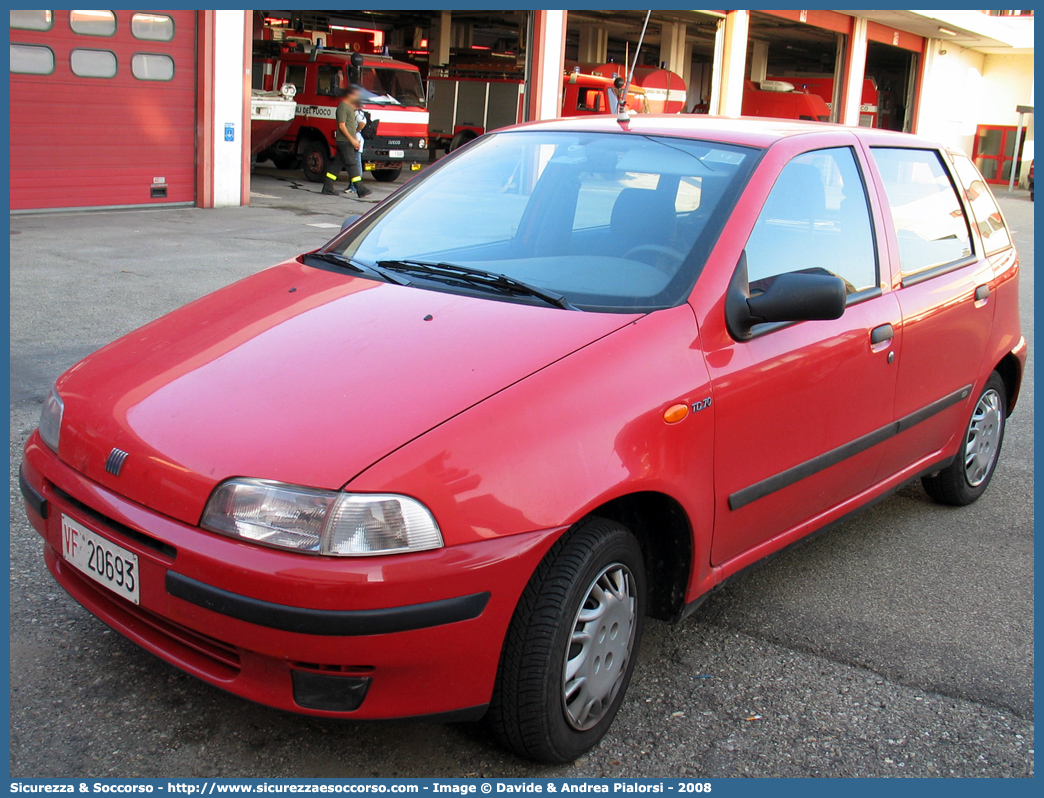 VF 20693
Corpo Nazionale Vigili del Fuoco
Fiat Punto I serie
Parole chiave: VF;VVF;V.F.;V.V.F.;Corpo;Nazionale;Vigili del Fuoco;Vigili;Fuoco;Fiat;Punto