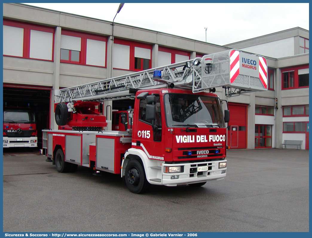 VF 22225
Corpo Nazionale Vigili del Fuoco
Iveco 150E28 EuroFire I serie
Allestitore Magirus
Parole chiave: VVF;V.V.F.;Corpo;Nazionale;Vigili;del;Fuoco;AutoScala;AS;Iveco;150E28;EuroFire;Magirus