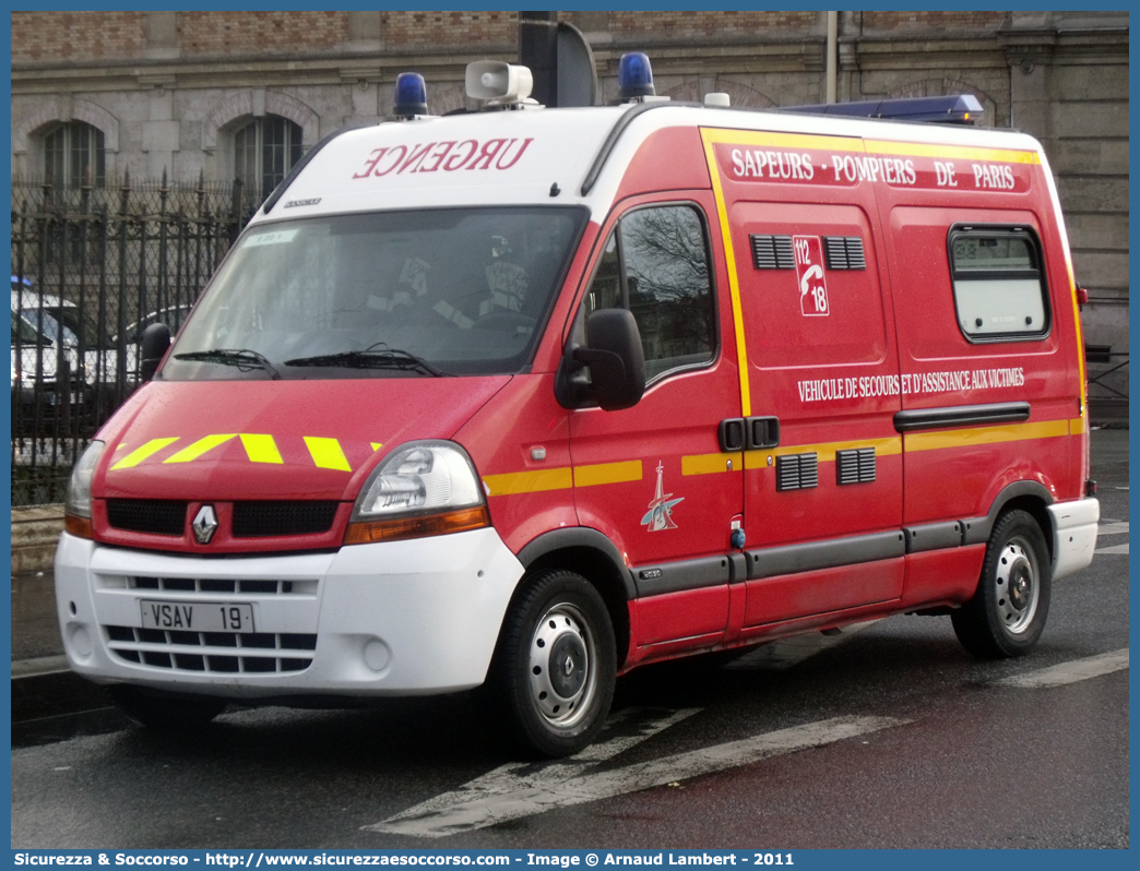 VSAV 19
République Française
Sapeurs Pompiers de Paris
Véhicule de Secours et d'Assistance aux Victimes
Renault Master III generation
Conversion by Sanicar Ambulances S.a.
Parole chiave: République;Française;Sapeurs;Pompiers;Paris;VSAV;Véhicule;Secours;Assistance;Victimes;Renault;Master;Sanicar