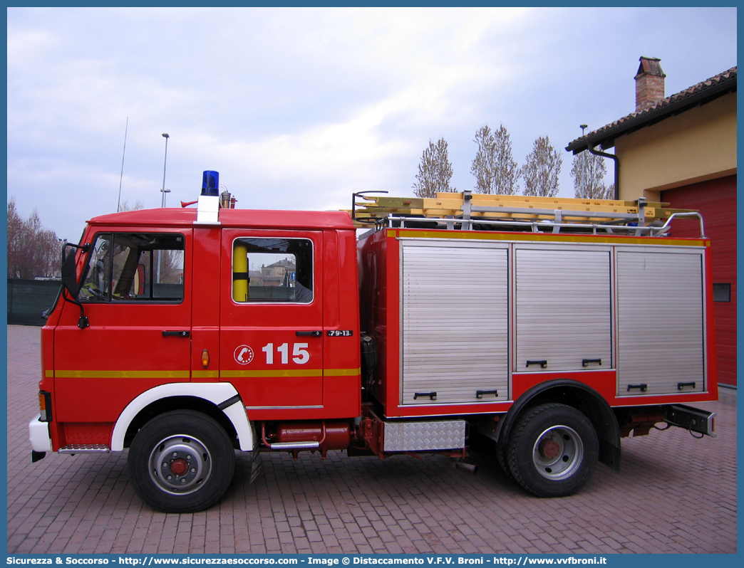 VF 14250
Corpo Nazionale Vigili del Fuoco
Fiat Iveco OM 79-13
Allestitore Baribbi S.p.A.
(variante)
Parole chiave: VVF;V.V.F.;Corpo;Nazionale;Vigili;del;Fuoco;AutoPompaSerbatoio;APS;AutoPompa;Fiat;Iveco;OM;79-13;79;13;79.13;Baribbi