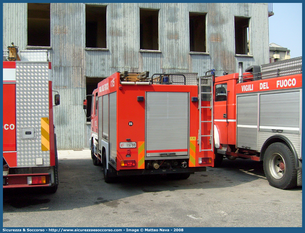 VF 19788
Corpo Nazionale Vigili del Fuoco
Iveco Magirus CityEuroFire
100E21 I serie
Parole chiave: VVF;V.V.F.;Corpo;Nazionale;Vigili;del;Fuoco;AutoPompaSerbatoio;APS;A.P.S.;Iveco;Magirus;EuroFire;100E21