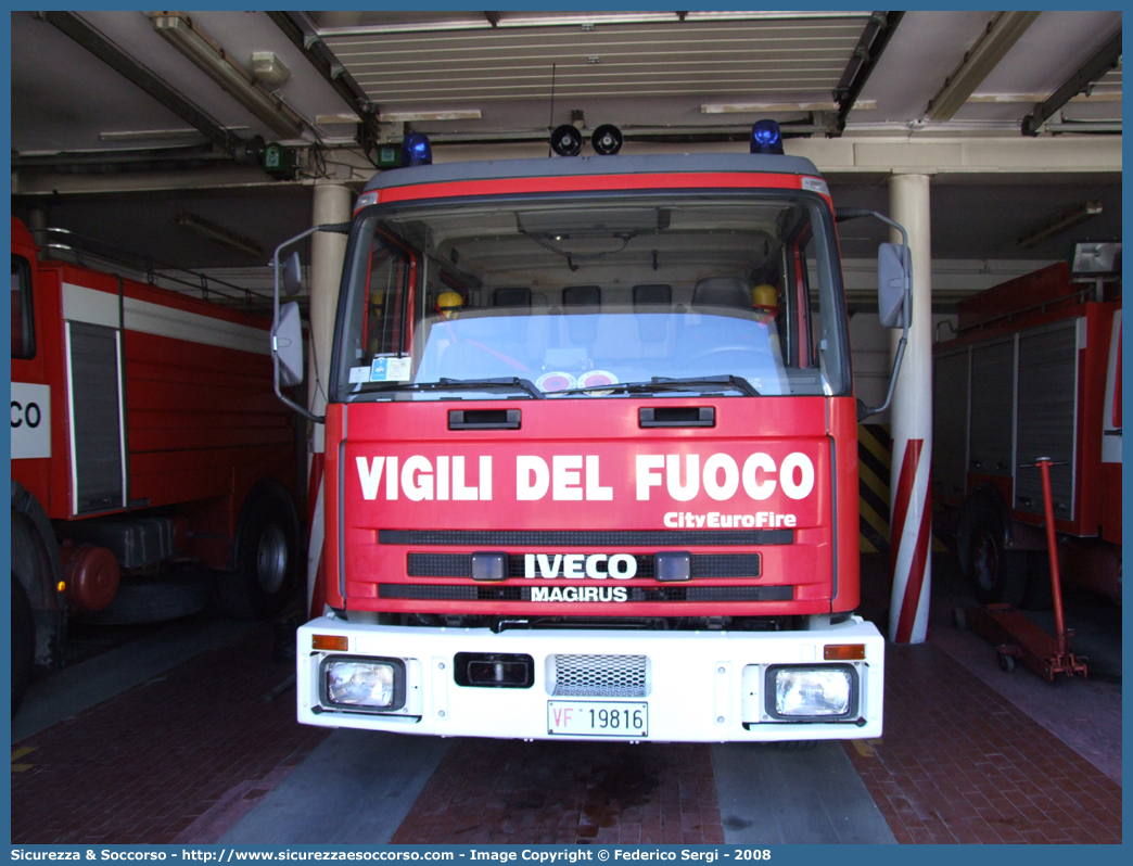 VF 19816
Corpo Nazionale Vigili del Fuoco
Iveco Magirus CityEuroFire
100E21 I serie
Parole chiave: VVF;V.V.F.;Corpo;Nazionale;Vigili;del;Fuoco;AutoPompaSerbatoio;APS;A.P.S.;Iveco;Magirus;EuroFire;100E21