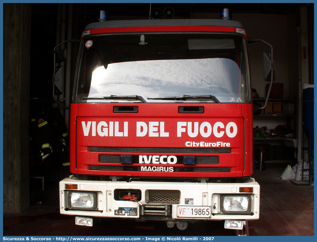 VF 19865
Corpo Nazionale Vigili del Fuoco
Iveco Magirus CityEuroFire
100E21 I serie
Parole chiave: VVF;V.V.F.;Corpo;Nazionale;Vigili;del;Fuoco;AutoPompaSerbatoio;APS;A.P.S.;Iveco;Magirus;EuroFire;100E21