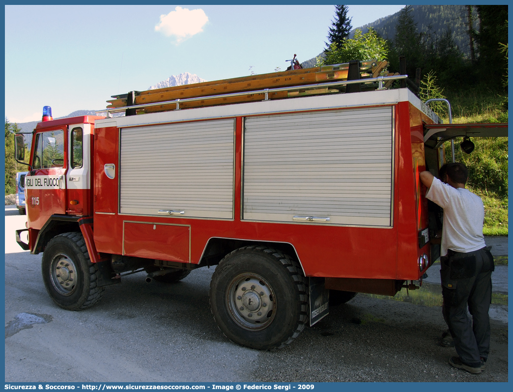 VF 19918
Corpo Nazionale Vigili del Fuoco
Fiat Iveco 75PC
Allestitore Rosenbauer International AG.
(variante)
Parole chiave: VVF;V.V.F.;Corpo;Nazionale;Vigili;del;Fuoco;AutoPompaSerbatoio;APS;AutoPompa;Fiat;Iveco;75;PC;Rosenbauer