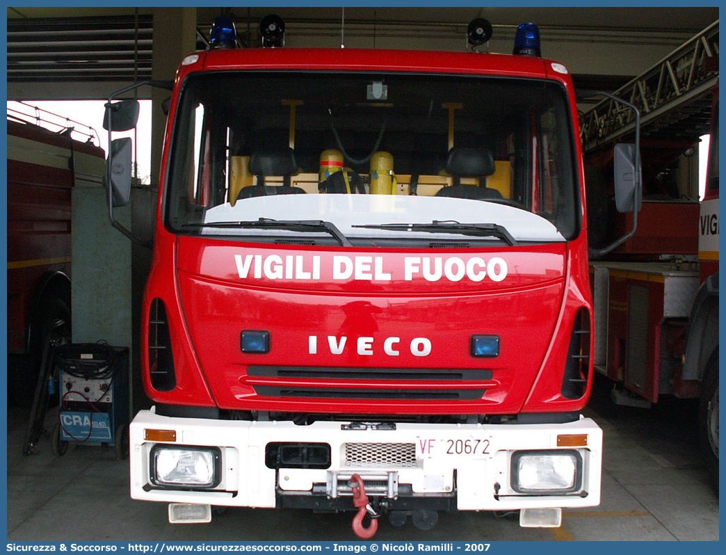 VF 20672
Corpo Nazionale Vigili del Fuoco
Iveco Magirus CityEuroFire
100E21 I serie
(variante)
Parole chiave: VVF;V.V.F.;Corpo;Nazionale;Vigili;del;Fuoco;AutoPompaSerbatoio;APS;A.P.S.;Iveco;Magirus;EuroFire;100E21