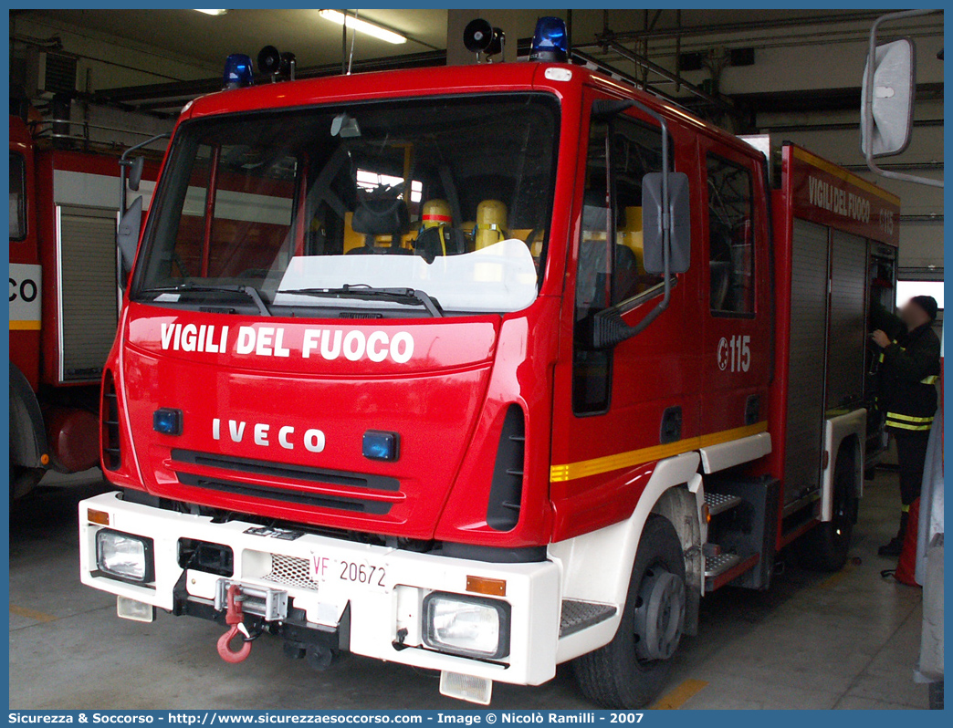 VF 20672
Corpo Nazionale Vigili del Fuoco
Iveco Magirus CityEuroFire
100E21 I serie
(variante)
Parole chiave: VVF;V.V.F.;Corpo;Nazionale;Vigili;del;Fuoco;AutoPompaSerbatoio;APS;A.P.S.;Iveco;Magirus;EuroFire;100E21