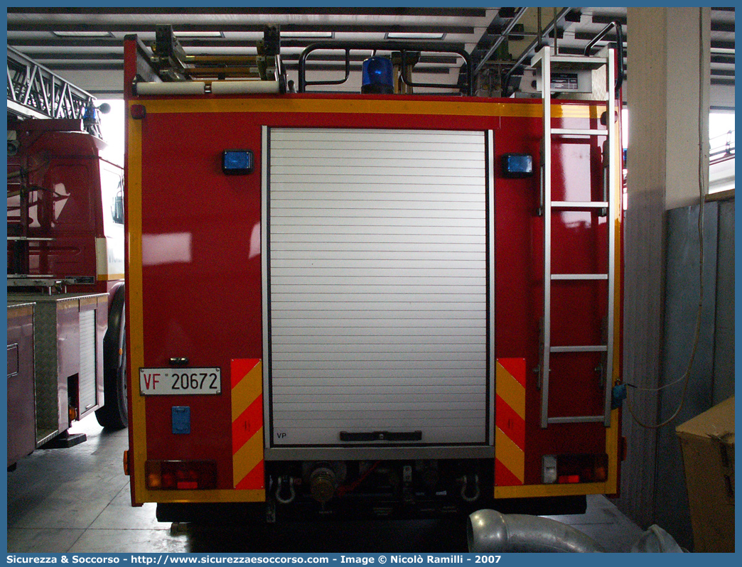 VF 20672
Corpo Nazionale Vigili del Fuoco
Iveco Magirus CityEuroFire
100E21 I serie
(variante)
Parole chiave: VVF;V.V.F.;Corpo;Nazionale;Vigili;del;Fuoco;AutoPompaSerbatoio;APS;A.P.S.;Iveco;Magirus;EuroFire;100E21