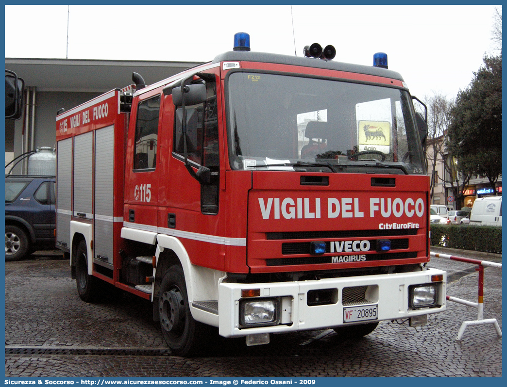 VF 20895
Corpo Nazionale Vigili del Fuoco
Iveco Magirus CityEuroFire
100E21 I serie
(variante)
Parole chiave: VVF;V.V.F.;Corpo;Nazionale;Vigili;del;Fuoco;AutoPompaSerbatoio;APS;A.P.S.;Iveco;Magirus;EuroFire;100E21