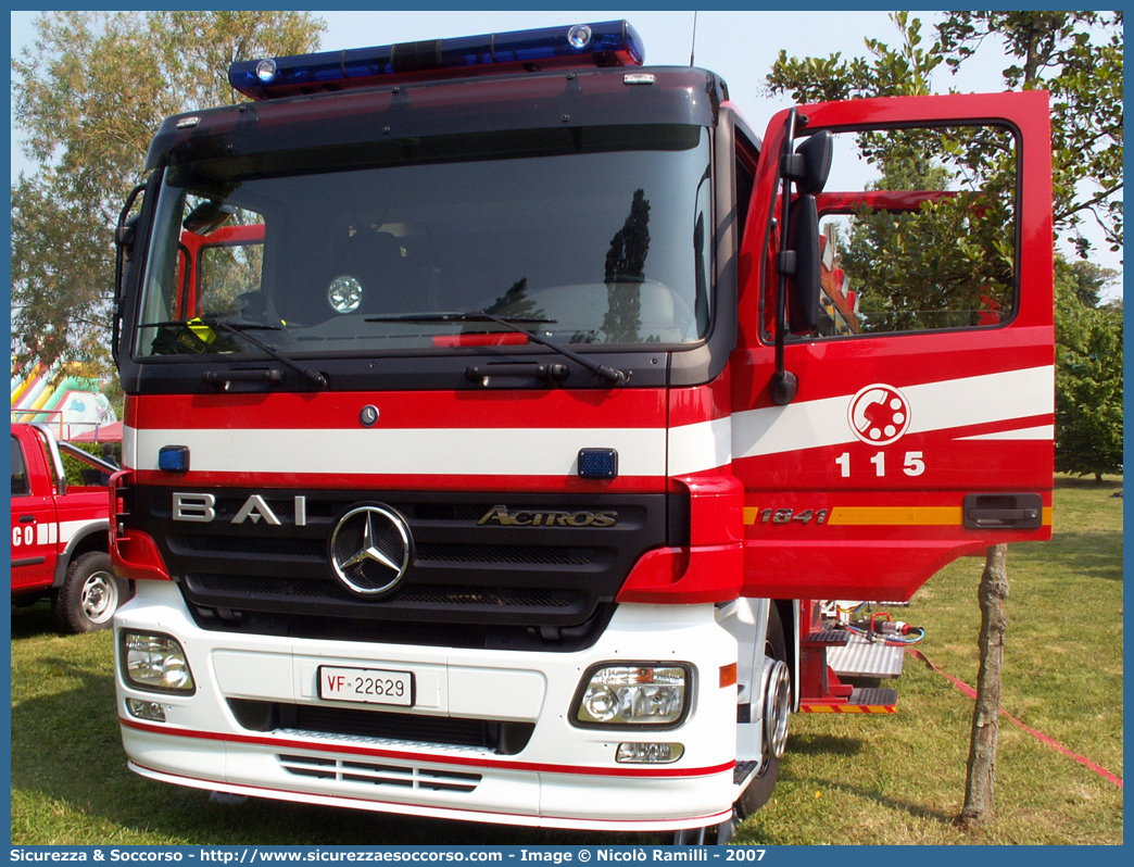 VF 22629
Corpo Nazionale Vigili del Fuoco
Mercedes Benz Actros 1841
Allestitore BAI S.r.l.
(variante)
Parole chiave: VVF;V.V.F.;Corpo;Nazionale;Vigili;del;Fuoco;AutoPompaSerbatoio;APS;A.P.S.;Mercedes Benz;Actros;1841;BAI