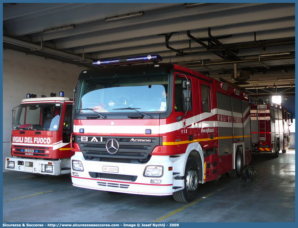 VF 23329
Corpo Nazionale Vigili del Fuoco
Mercedes Benz Actros 1841
Allestitore BAI S.r.l.
Parole chiave: VVF;V.V.F.;Corpo;Nazionale;Vigili;del;Fuoco;AutoPompaSerbatoio;APS;A.P.S.;Mercedes Benz;Actros;1841;BAI