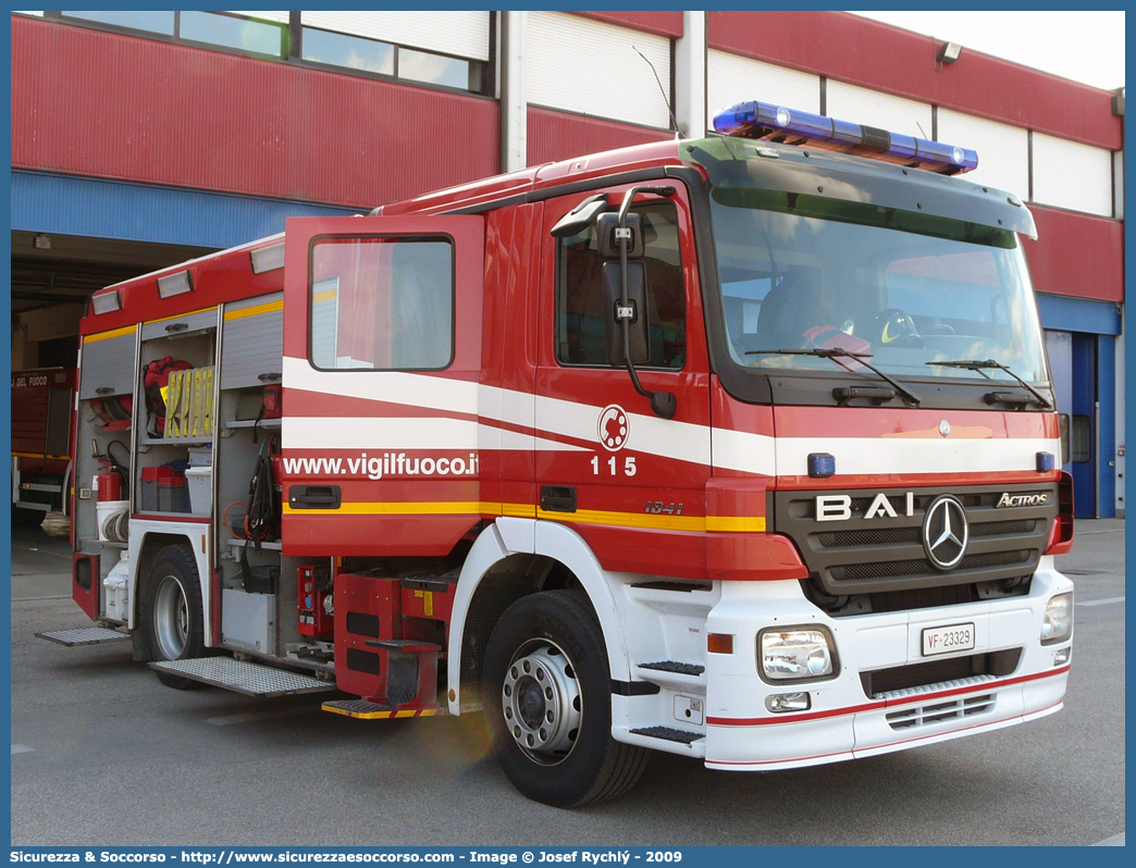 VF 23329
Corpo Nazionale Vigili del Fuoco
Mercedes Benz Actros 1841
Allestitore BAI S.r.l.
Parole chiave: VVF;V.V.F.;Corpo;Nazionale;Vigili;del;Fuoco;AutoPompaSerbatoio;APS;A.P.S.;Mercedes Benz;Actros;1841;BAI