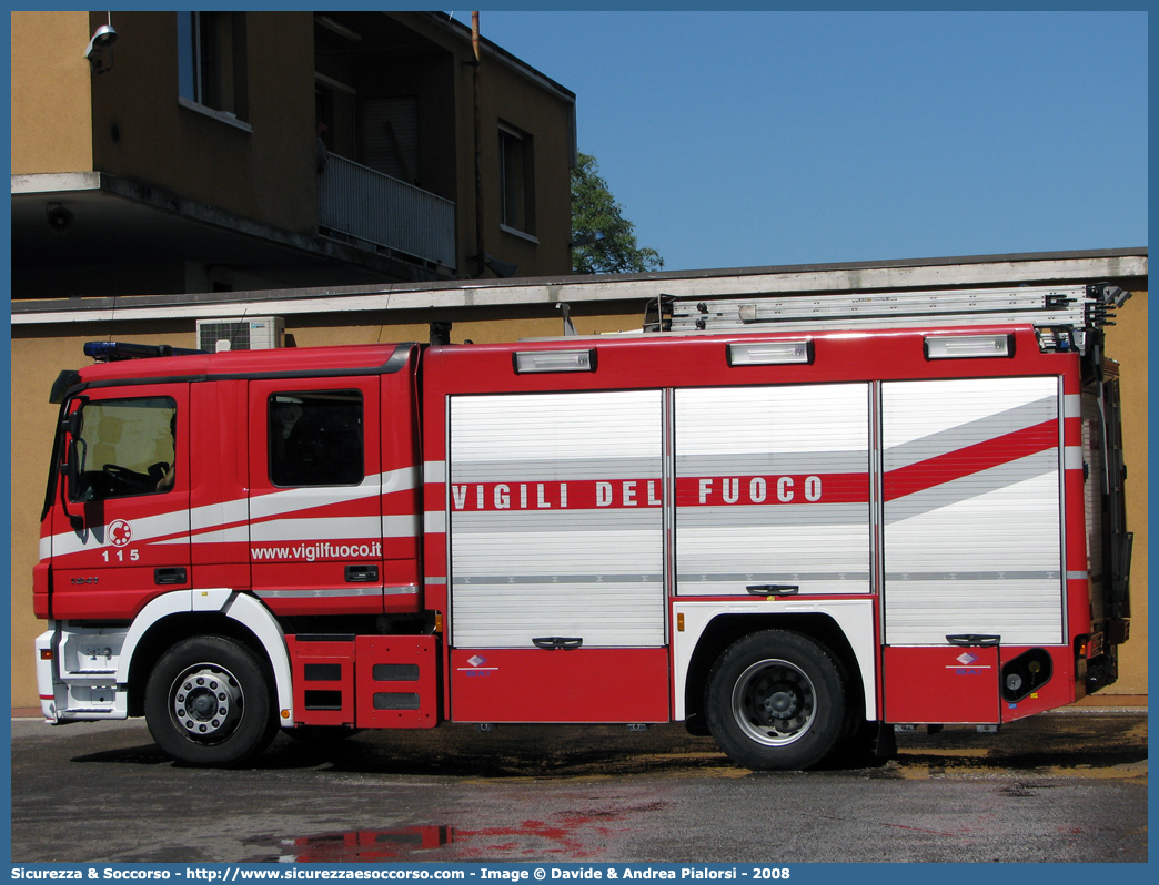 VF 23344
Corpo Nazionale Vigili del Fuoco
Mercedes Benz Actros 1841
Allestitore BAI S.r.l.
Parole chiave: VVF;V.V.F.;Corpo;Nazionale;Vigili;del;Fuoco;AutoPompaSerbatoio;APS;A.P.S.;Mercedes Benz;Actros;1841;BAI