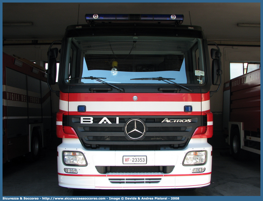 VF 23353
Corpo Nazionale Vigili del Fuoco
Mercedes Benz Actros 1841
Allestitore BAI S.r.l.
Parole chiave: VVF;V.V.F.;Corpo;Nazionale;Vigili;del;Fuoco;AutoPompaSerbatoio;APS;A.P.S.;Mercedes Benz;Actros;1841;BAI