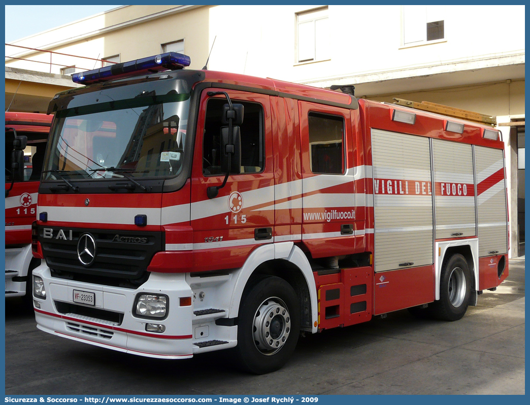 VF 23353
Corpo Nazionale Vigili del Fuoco
Mercedes Benz Actros 1841
Allestitore BAI S.r.l.
Parole chiave: VVF;V.V.F.;Corpo;Nazionale;Vigili;del;Fuoco;AutoPompaSerbatoio;APS;A.P.S.;Mercedes Benz;Actros;1841;BAI