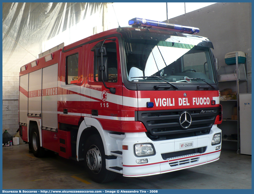 VF 24038
Corpo Nazionale Vigili del Fuoco
Mercedes Benz Actros 1841
Allestitore BAI S.r.l.
Esemplare con passo ridotto
Parole chiave: VVF;V.V.F.;Corpo;Nazionale;Vigili;del;Fuoco;AutoPompaSerbatoio;APS;A.P.S.;Mercedes Benz;Actros;1841;BAI