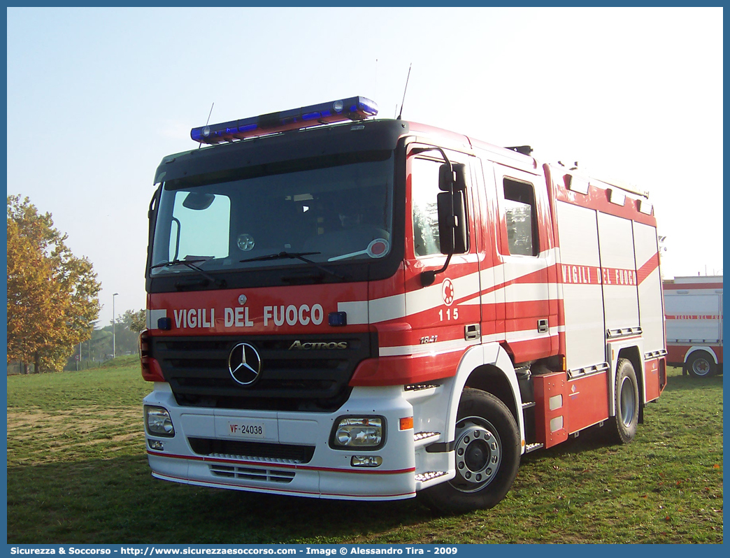 VF 24038
Corpo Nazionale Vigili del Fuoco
Mercedes Benz Actros 1841
Allestitore BAI S.r.l.
Esemplare con passo ridotto
Parole chiave: VVF;V.V.F.;Corpo;Nazionale;Vigili;del;Fuoco;AutoPompaSerbatoio;APS;A.P.S.;Mercedes Benz;Actros;1841;BAI