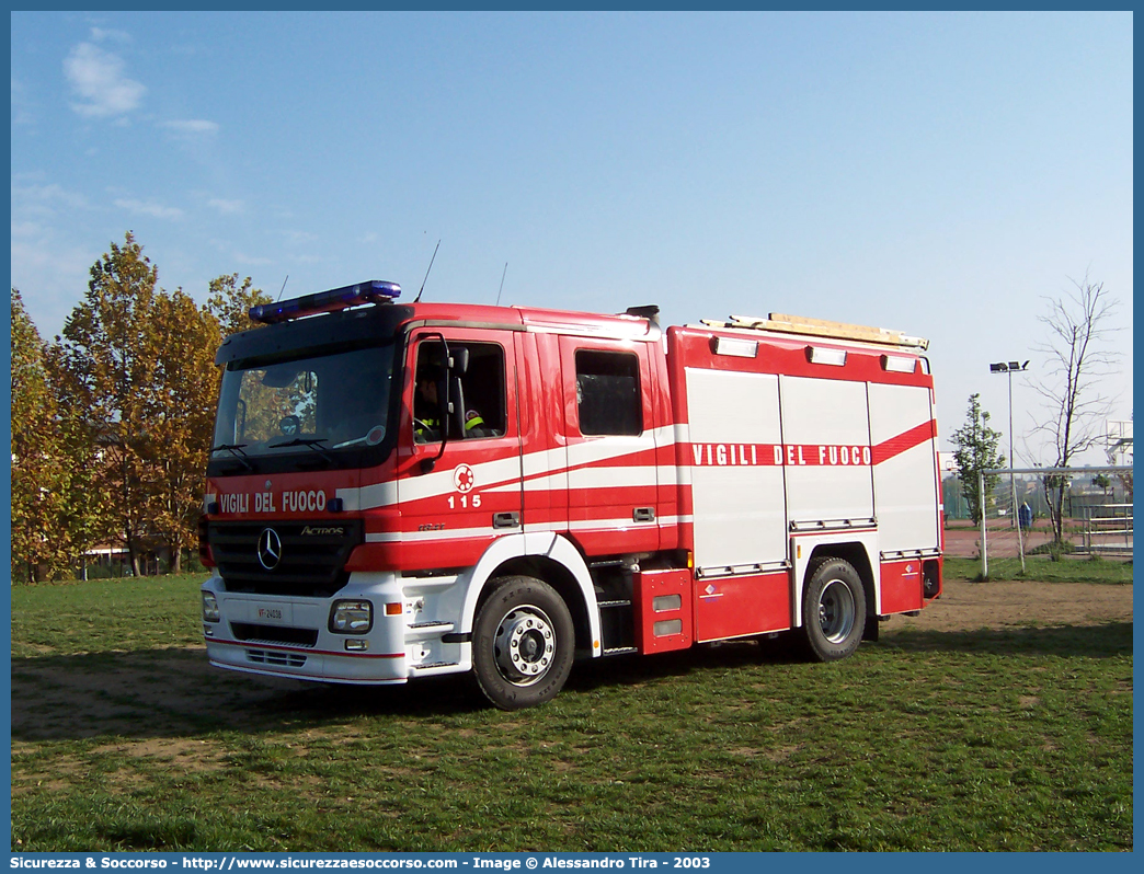 VF 24038
Corpo Nazionale Vigili del Fuoco
Mercedes Benz Actros 1841
Allestitore BAI S.r.l.
Esemplare con passo ridotto
Parole chiave: VVF;V.V.F.;Corpo;Nazionale;Vigili;del;Fuoco;AutoPompaSerbatoio;APS;A.P.S.;Mercedes Benz;Actros;1841;BAI