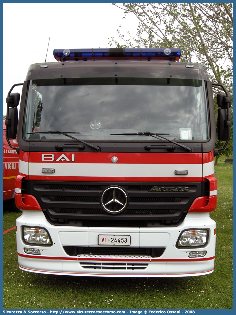 VF 24453
Corpo Nazionale Vigili del Fuoco
Mercedes Benz Actros 1841
Allestitore BAI S.r.l.
Parole chiave: VVF;V.V.F.;Corpo;Nazionale;Vigili;del;Fuoco;AutoPompaSerbatoio;APS;A.P.S.;Mercedes Benz;Actros;1841;BAI