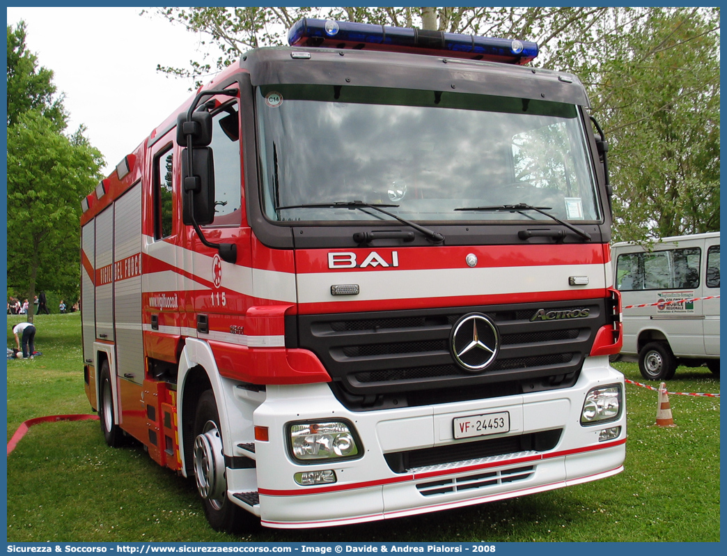 VF 24453
Corpo Nazionale Vigili del Fuoco
Mercedes Benz Actros 1841
Allestitore BAI S.r.l.
Parole chiave: VVF;V.V.F.;Corpo;Nazionale;Vigili;del;Fuoco;AutoPompaSerbatoio;APS;A.P.S.;Mercedes Benz;Actros;1841;BAI