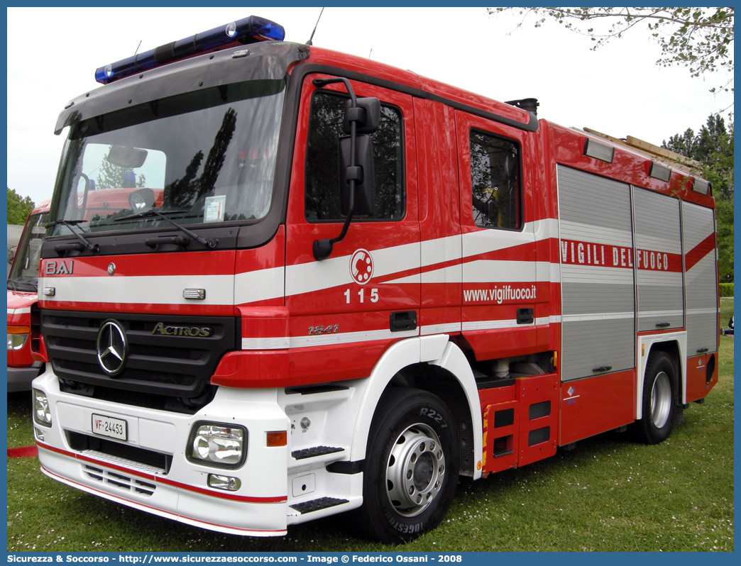 VF 24453
Corpo Nazionale Vigili del Fuoco
Mercedes Benz Actros 1841
Allestitore BAI S.r.l.
Parole chiave: VVF;V.V.F.;Corpo;Nazionale;Vigili;del;Fuoco;AutoPompaSerbatoio;APS;A.P.S.;Mercedes Benz;Actros;1841;BAI