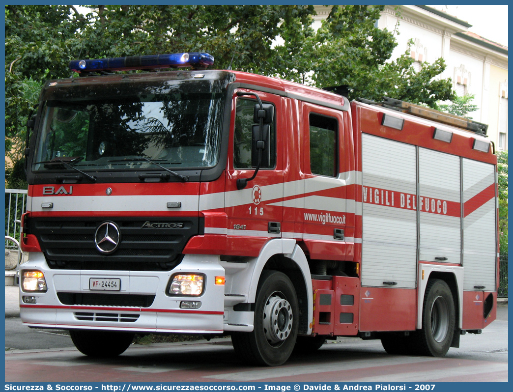 VF 24454
Corpo Nazionale Vigili del Fuoco
Mercedes Benz Actros 1841
Allestitore BAI S.r.l.
Parole chiave: VVF;V.V.F.;Corpo;Nazionale;Vigili;del;Fuoco;AutoPompaSerbatoio;APS;A.P.S.;Mercedes Benz;Actros;1841;BAI