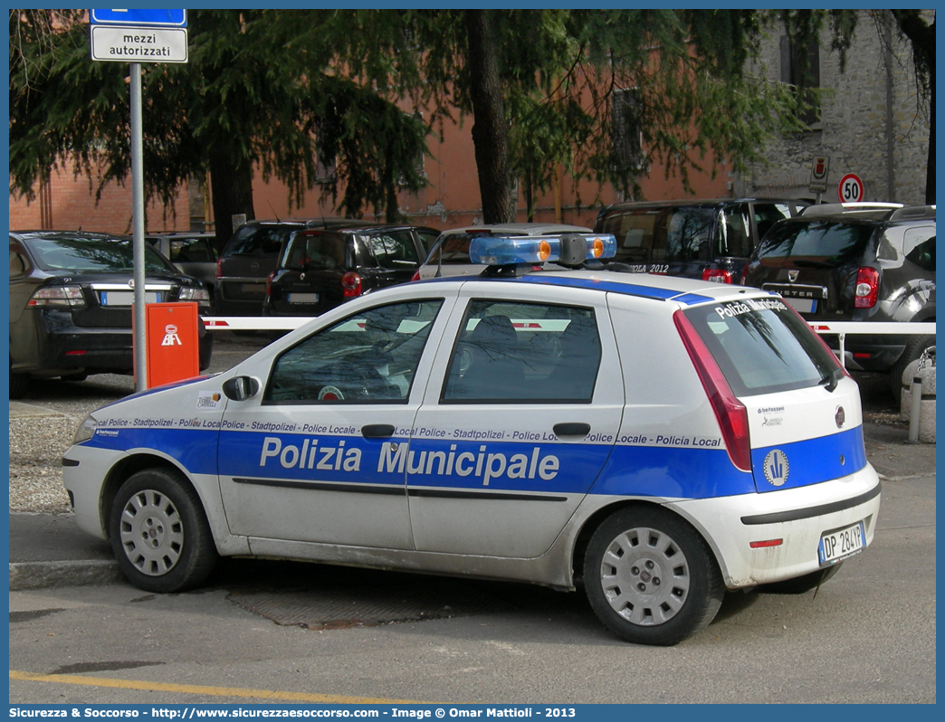 -
Polizia Municipale
Unione Terre di Castelli
Fiat Punto III serie restyling
Allestitore Bertazzoni S.r.l.
Parole chiave: Polizia;Locale;Municipale;Terre di Castelli;Castelnuovo Rangone;Spilamberto;Savignano sul Panaro;Vignola;Castelvetro di Modena;Marano sul Panaro;Guiglia;Zocca;Fiat;Punto;Bertazzoni