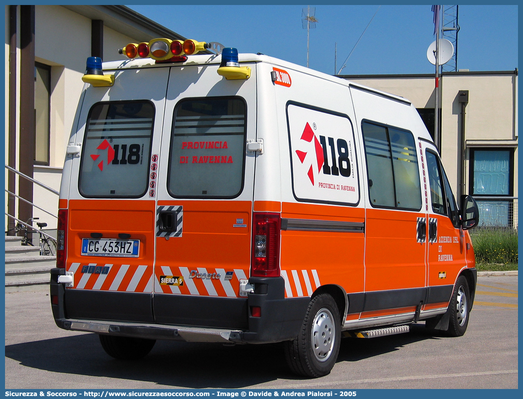 RA 05
118 Romagna Soccorso
Ambito Territoriale di Ravenna
Fiat Ducato II serie restyling
Allestitore MAF S.n.c.
Parole chiave: 118;Romagna;Ravenna;Soccorso;Ambulanza;Autoambulanza;Fiat;Ducato;MAF;M.A.F.;Mariani Alfredo e Figli