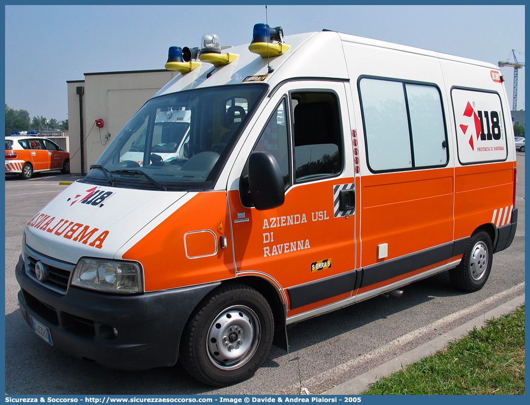 RA 05
118 Romagna Soccorso
Ambito Territoriale di Ravenna
Fiat Ducato II serie restyling
Allestitore MAF S.n.c.
Parole chiave: 118;Romagna;Ravenna;Soccorso;Ambulanza;Autoambulanza;Fiat;Ducato;MAF;M.A.F.;Mariani Alfredo e Figli