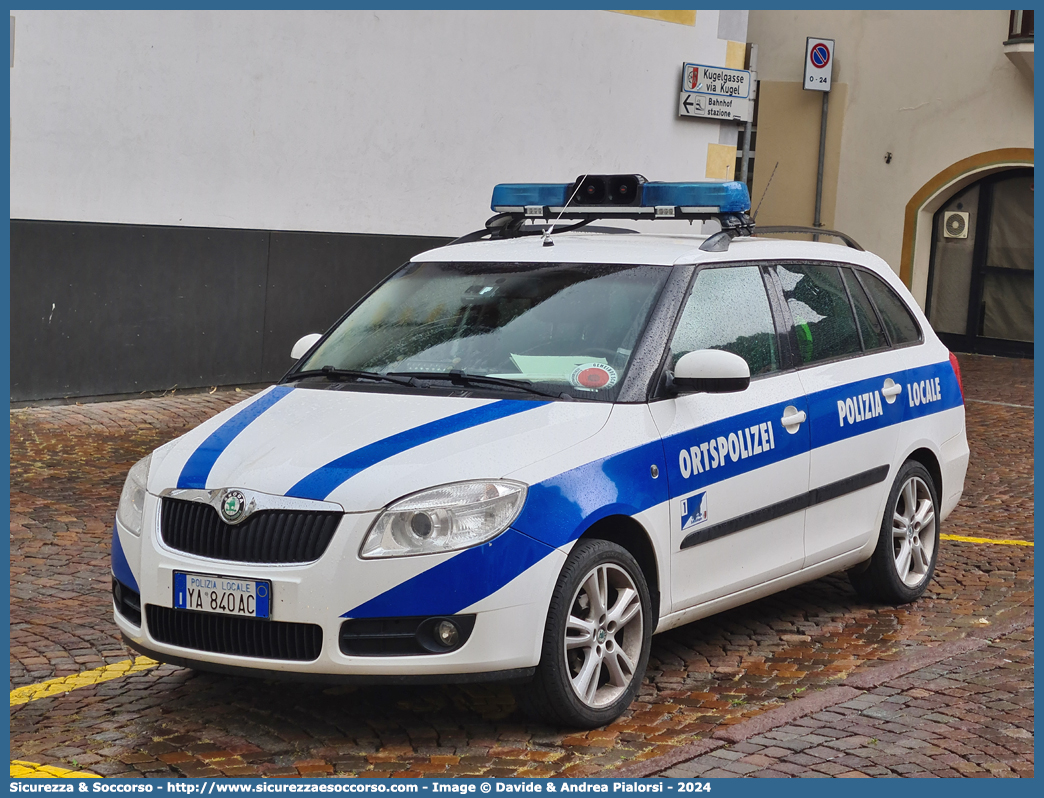 Polizia Locale YA840AC
Polizia Locale
Comune di Sluderno
Skoda Fabia Wagon II serie
Parole chiave: Polizia;Locale;Municipale;Sluderno;Schluderns;Skoda;Fabia;SW;S.W.;Station;Wagon;YA840AC;YA 840 AC