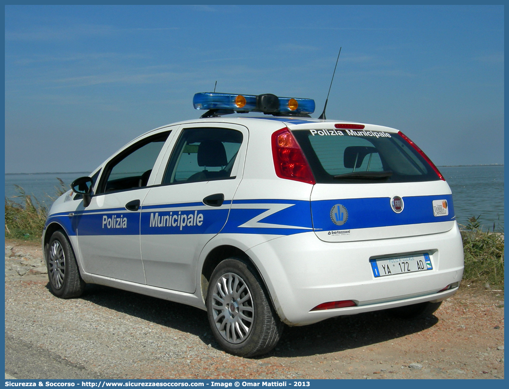 Polizia Locale YA172AD
Polizia Municipale
Unione Terre di Castelli
Fiat Grande Punto
Allestitore Bertazzoni S.r.l.
Parole chiave: Polizia;Locale;Municipale;Terre di Castelli;Castelnuovo Rangone;Spilamberto;Savignano sul Panaro;Vignola;Castelvetro di Modena;Marano sul Panaro;Guiglia;Zocca;Fiat;Grande Punto;YA172AD;YA 172 AD;Bertazzoni