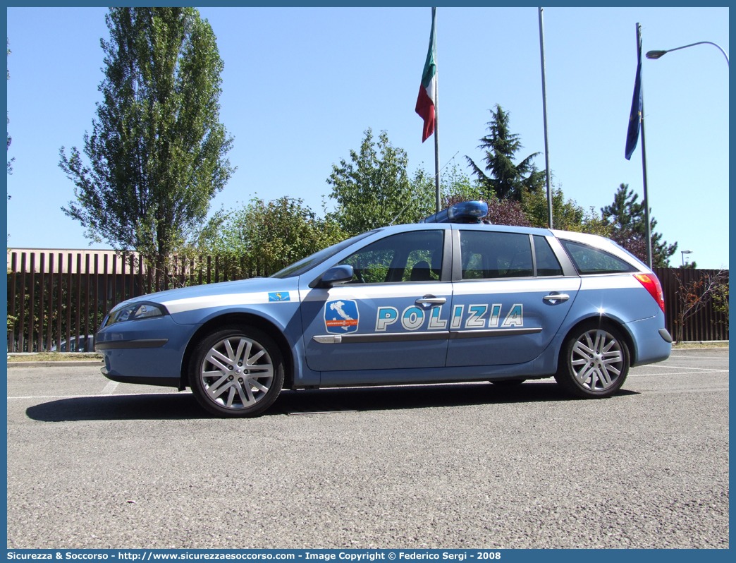 Polizia F5652
Polizia di Stato
Polizia Stradale
Autostrade per l'Italia S.p.A.
Renault GrandTour restyling
Parole chiave: Polizia di Stato;Polizia Stradale;Autostrade per l'Italia S.p.A.;Autostrade S.p.A.;Autostrade;Italia;Renault;GrandTour