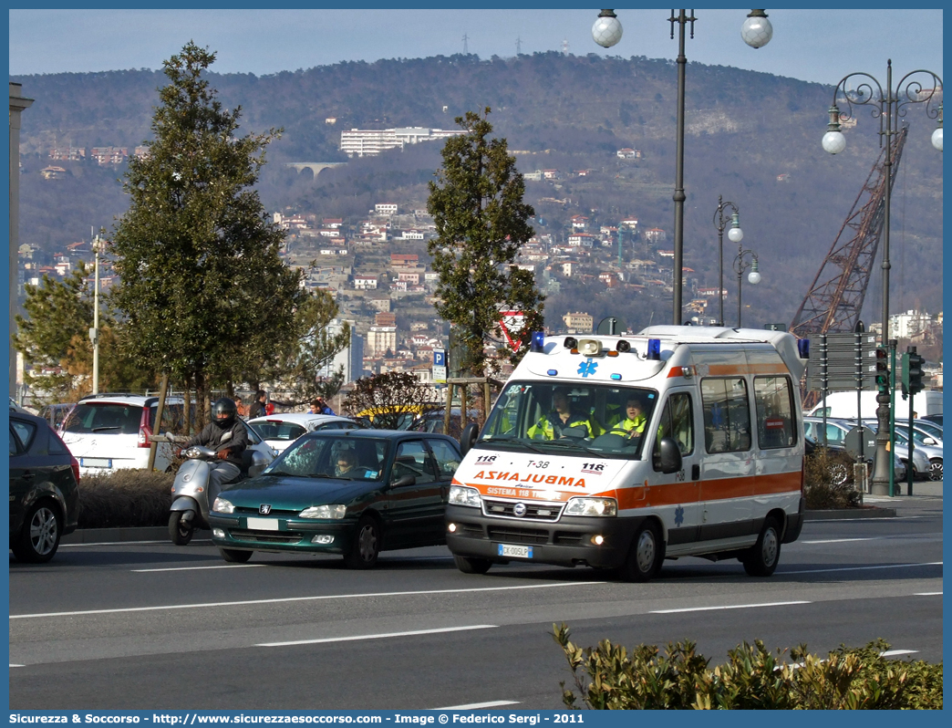 T38
118 Trieste
Fiat Ducato II serie restyling
Allestitore Aricar S.p.A.
Parole chiave: 118;Trieste;Ambulanza;Autoambulanza;Fiat;Ducato;Aricar;T 38;T38;T.38