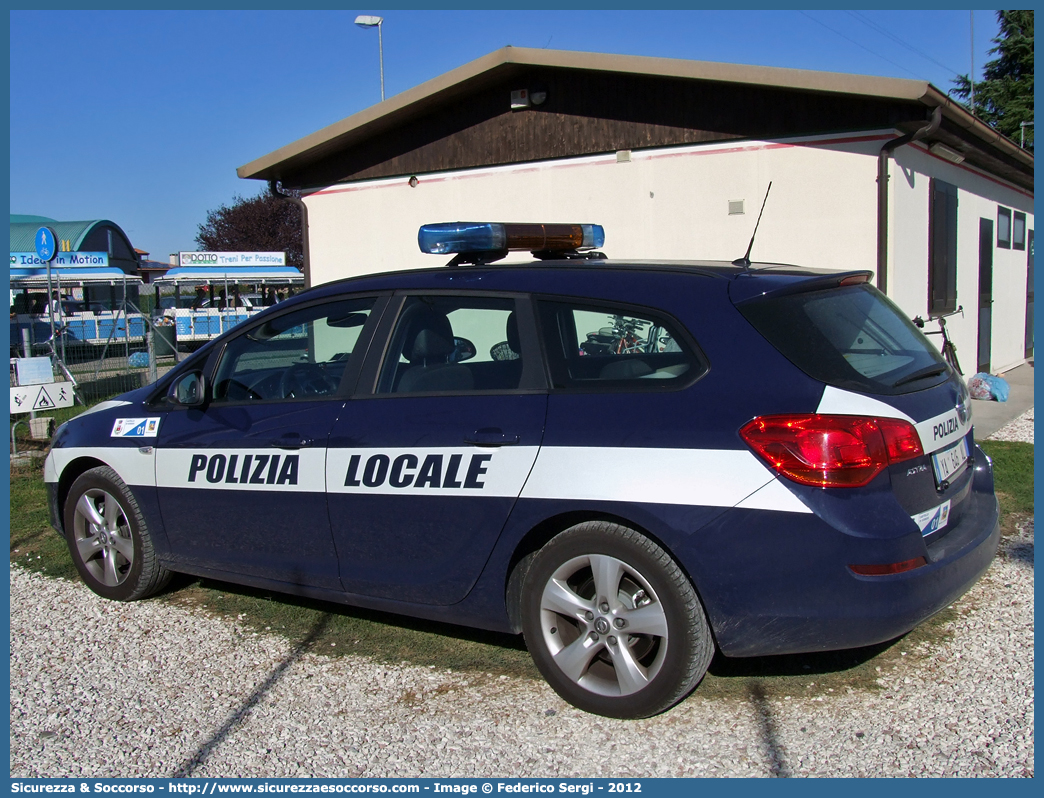 Polizia Locale YA646AL
Polizia Locale
Comune di Castello di Godego
Opel Astra Station Wagon IV serie
Allestitore Carrozzeria Battiston
Parole chiave: Polizia;Locale;Municipale;Castello di Godego;Opel;Astra;Station Wagon;YA646AL;YA 646 AL;Battiston