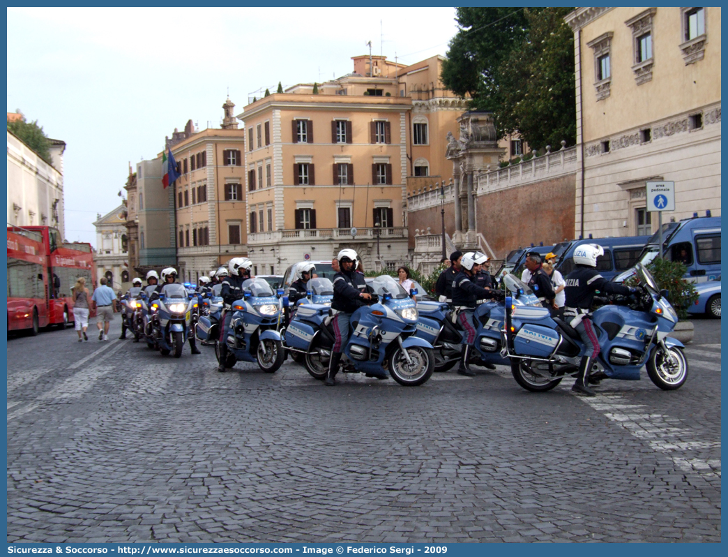 -
Polizia di Stato
Polizia Stradale
Bmw R850RT II serie
Parole chiave: Polizia di Stato;Polizia;PS;Polizia Stradale;BMW;R850;RT