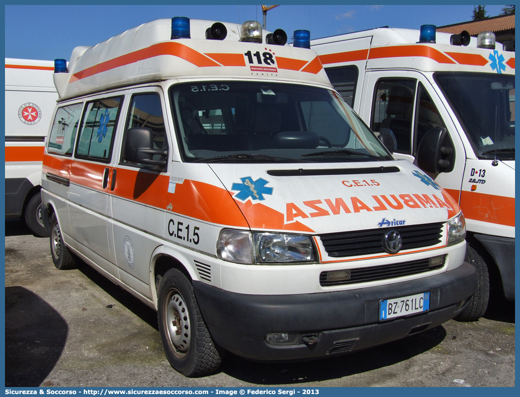 CE15
118 Udine
Volkswagen Transporter T4 restyling
Allestitore Aricar S.p.A.
Parole chiave: 118;Udine;Azienda;Ospedaliero;Ospedaliera;Universitaria;Santa;Maria;Misericordia;Ambulanza;Autoambulanza;Volkswagen;Transporter;T4;T 4;Aricar;CE15;CE 15;C.E.15