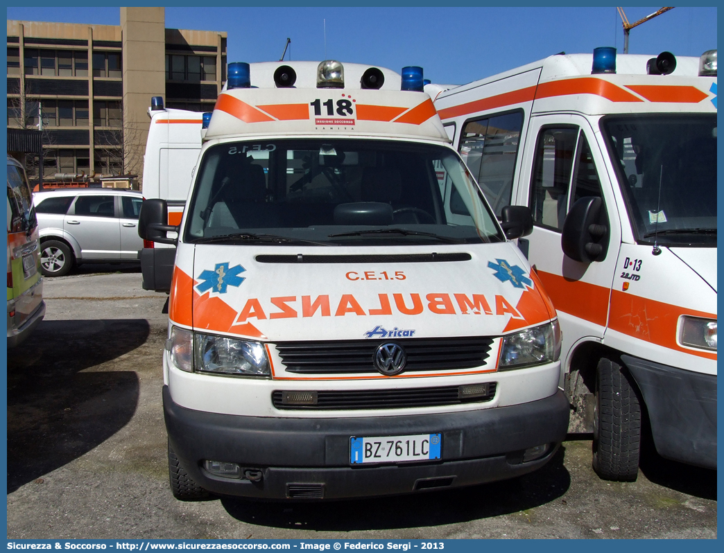 CE15
118 Udine
Volkswagen Transporter T4 restyling
Allestitore Aricar S.p.A.
Parole chiave: 118;Udine;Azienda;Ospedaliero;Ospedaliera;Universitaria;Santa;Maria;Misericordia;Ambulanza;Autoambulanza;Volkswagen;Transporter;T4;T 4;Aricar;CE15;CE 15;C.E.15