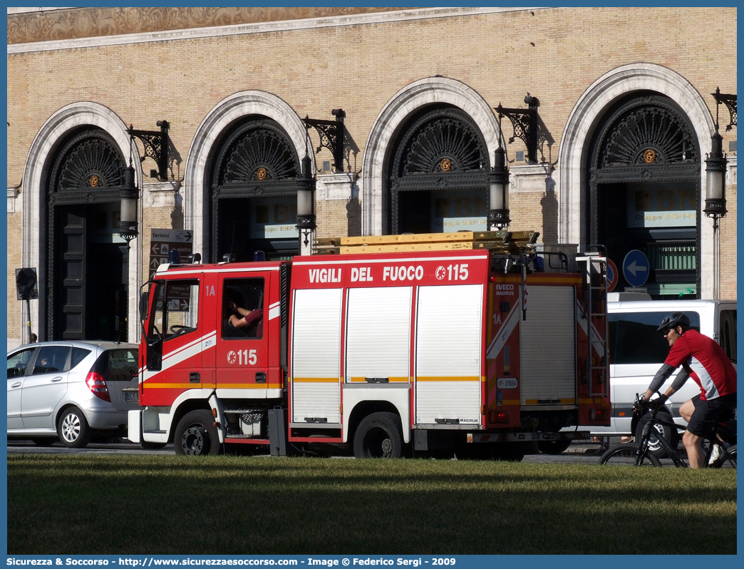 VF 21824
Corpo Nazionale Vigili del Fuoco
Iveco Magirus City2000
100E21 I serie
(variante)
Parole chiave: VVF;V.V.F.;Corpo;Nazionale;Vigili;del;Fuoco;AutoPompaSerbatoio;APS;A.P.S.;Iveco;Magirus;EuroFire;100E21;City2000;City;2000