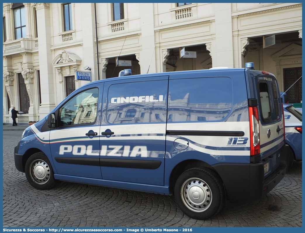 Polizia M0493
Polizia di Stato
Servizio Cinofili
Fiat Scudo IV serie
Allestitore Elevox S.r.l.
Parole chiave: PS;P.S.;Polizia;Stato;Servizio;Cinofili;Fiat;Scudo;Elevox