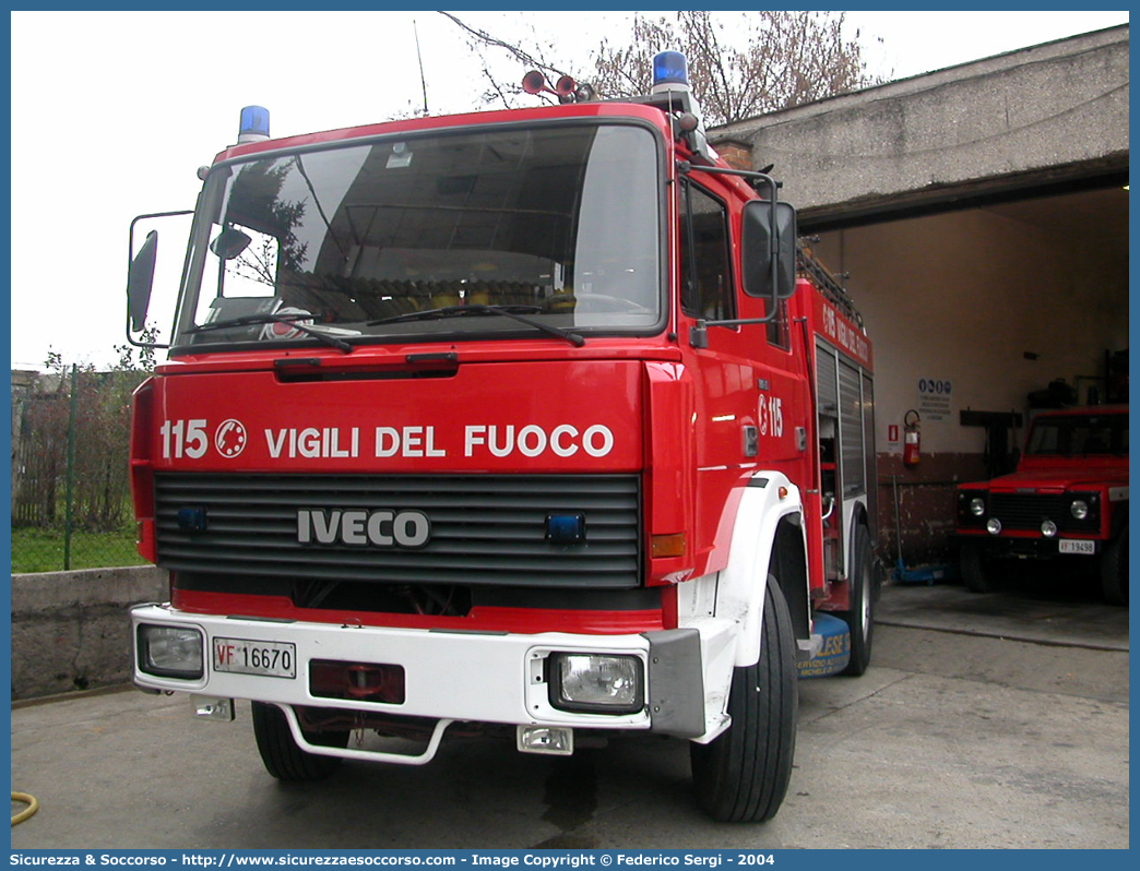 VF 16670
Corpo Nazionale Vigili del Fuoco
Iveco 190-26
Allestitore Baribbi S.p.A.
Parole chiave: VVF;V.V.F.;Corpo;Nazionale;Vigili;del;Fuoco;AutoPompaSerbatoio;APS;A.P.S.;Iveco;190;26;190-26;Baribbi