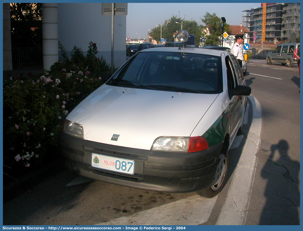 Polizia 087
Repubblica di San Marino
Guardia di Rocca
Fiat Punto I serie
Parole chiave: Repubblica;San Marino;RSM;R.S.M.;Guardia di Rocca;Guardia;Rocca;Fiat;Punto