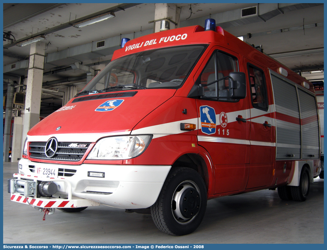 VF 23944
Corpo Nazionale Vigili del Fuoco
Mercedes Benz Sprinter 416 I serie restyling
Allestitore BAI S.r.l.
Parole chiave: Corpo;Nazionale;Vigili del Fuoco;Vigili;Fuoco;Polisoccorso;Mercedes Benz;Sprinter;416;BAI;B.A.I.;Tecnica;VF23944;VF 23944