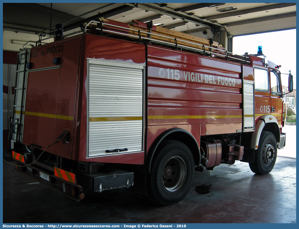 VF 17071
Corpo Nazionale Vigili del Fuoco
Iveco 190-26
Allestitore Baribbi S.p.A.
Parole chiave: VVF;V.V.F.;Corpo;Nazionale;Vigili;del;Fuoco;ABP;A.B.P.;AutoBottePompa;AutoBotte;Fiat;Iveco;190-26;190 - 26;Baribbi