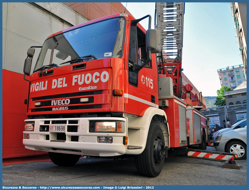 VF 18698
Corpo Nazionale Vigili del Fuoco
Iveco 150E27 EuroFire I serie
Allestitore Magirus
Parole chiave: VVF;V.V.F.;Corpo;Nazionale;Vigili;del;Fuoco;AutoScala;AS;Iveco;150E27;EuroFire;Magirus