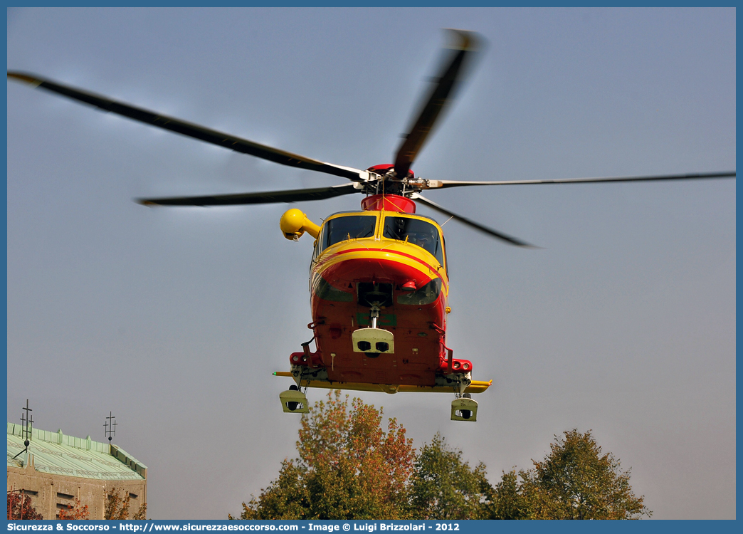 EC-KLC
118 Regione Lombardia
AgustaWestland AW139
Base di Milano
Parole chiave: 118;SSUEm;S.S.U.Em.;AREU;A.R.E.U.;Lombardia;Bresso;Milano;AgustaWestland;Agusta;Westland;AB139;139;EC-KLC;Elicottero;Elisoccorso