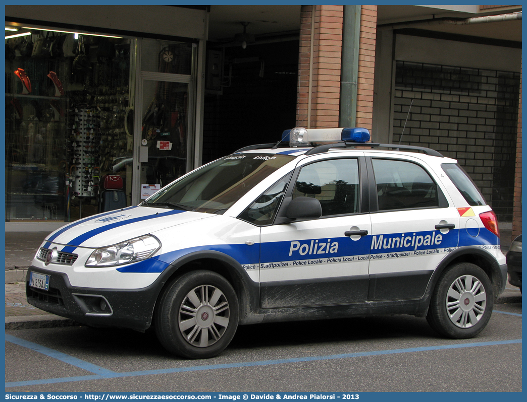 Polizia Locale YA613AJ
Polizia Municipale
Comune di Ravenna
Fiat Sedici II serie
Allestitore Focaccia Group S.r.l.
Parole chiave: Polizia;Locale;Municipale;Ravenna;Fiat;Sedici;Focaccia;YA613AJ;YA 613 AJ