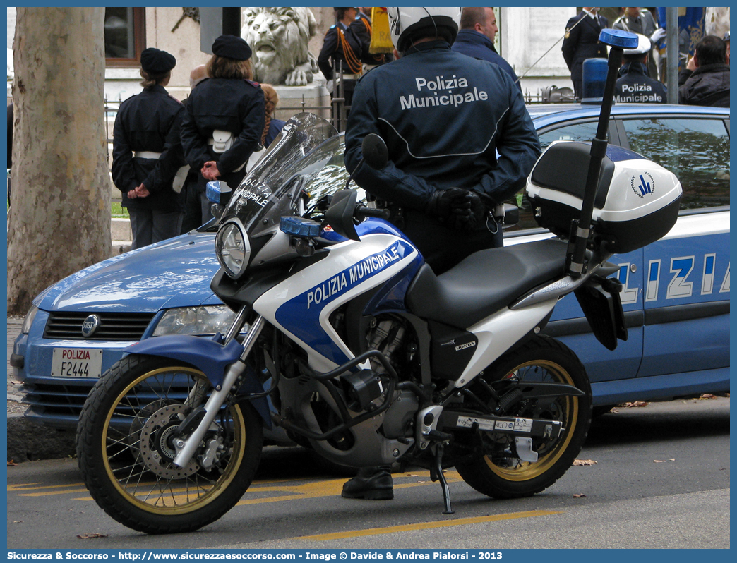 Polizia Locale YA00307
Polizia Municipale
Comune di Ravenna
Honda Transalp III serie
Parole chiave: Polizia;Locale;Municipale;Ravenna;Honda;Transalp;YA00307;YA 00307