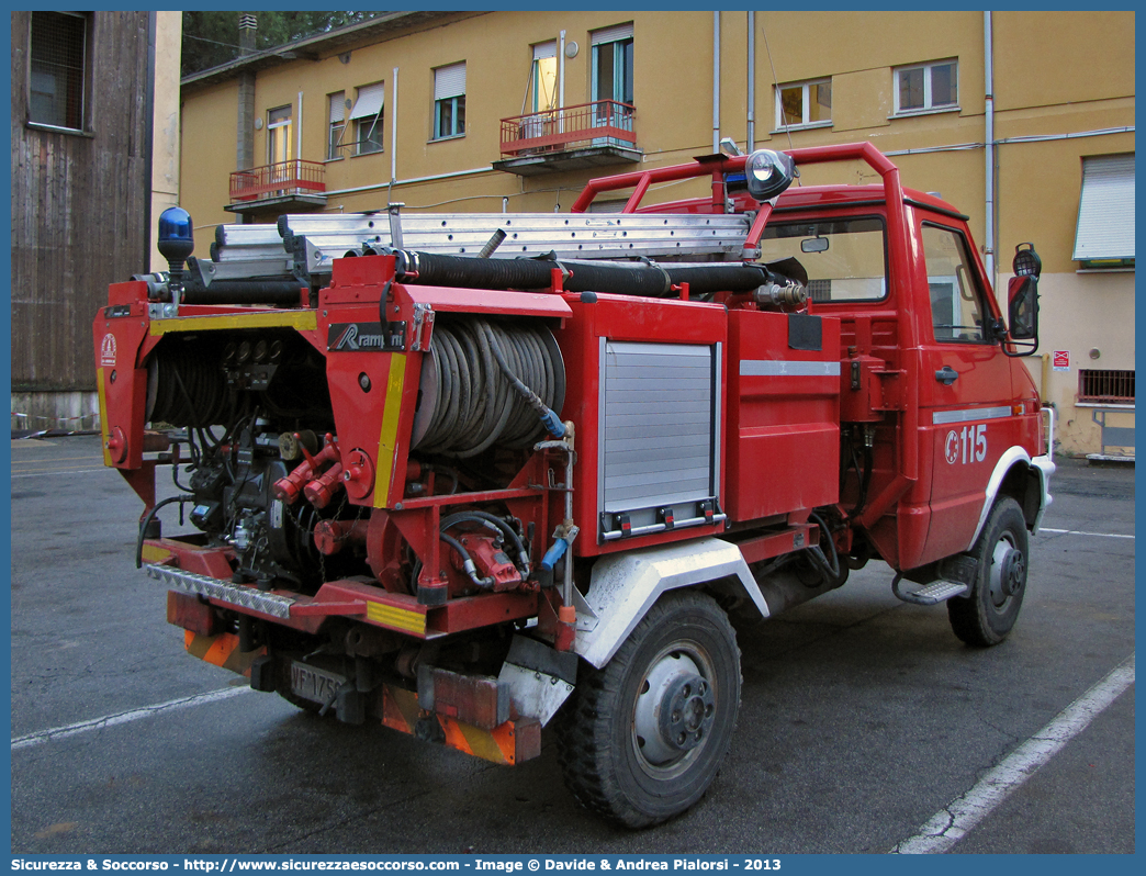 VF 17588
Corpo Nazionale Vigili del Fuoco
Iveco Daily 40-10 4x4 II serie
(variante)
Parole chiave: Corpo;Nazionale;Vigili del Fuoco;Vigili;Fuoco;Iveco;Daily;40-10;AIB